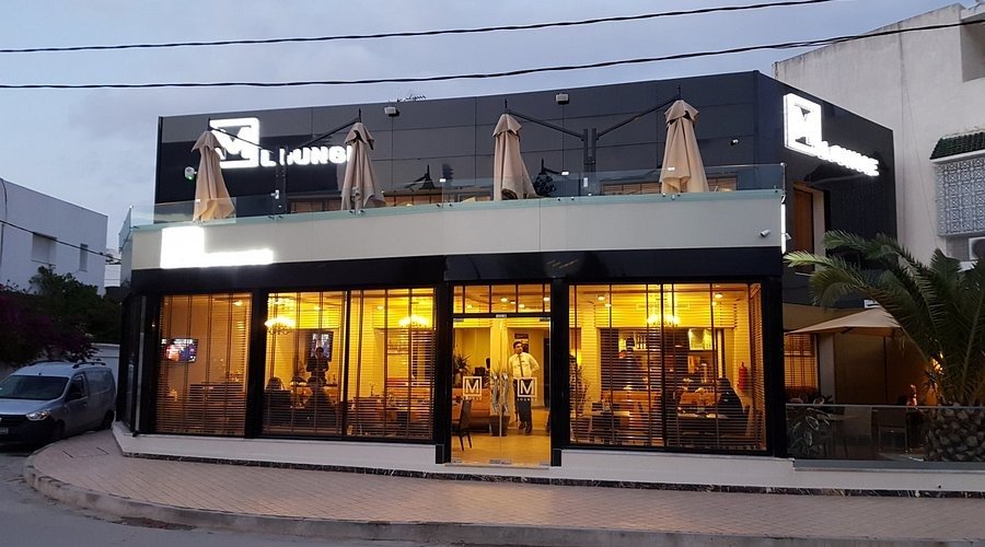 L'Art et la Manière : Les 7 Habitudes Incontournables (et Hilarantes) du Tunisien au Salon de Thé